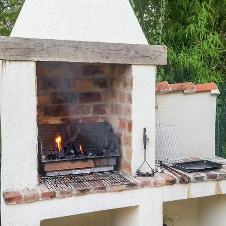 Spacious With Private Heated Pool In A Rustic Garden Holiday home